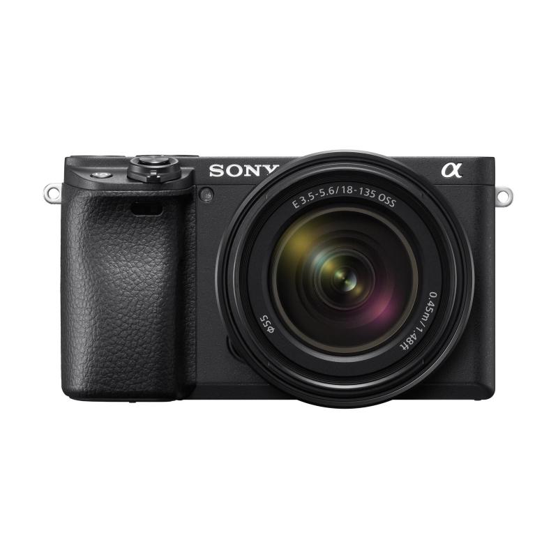 Sony alpha 6400 con obiettivo 18-135mm, mirrorless aps-c con real-time eye af