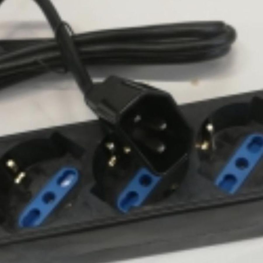 Legrand multipresa pdu per rack 3 prese standard con cavo e connettore maschio iec c14 conf 5 pz.
